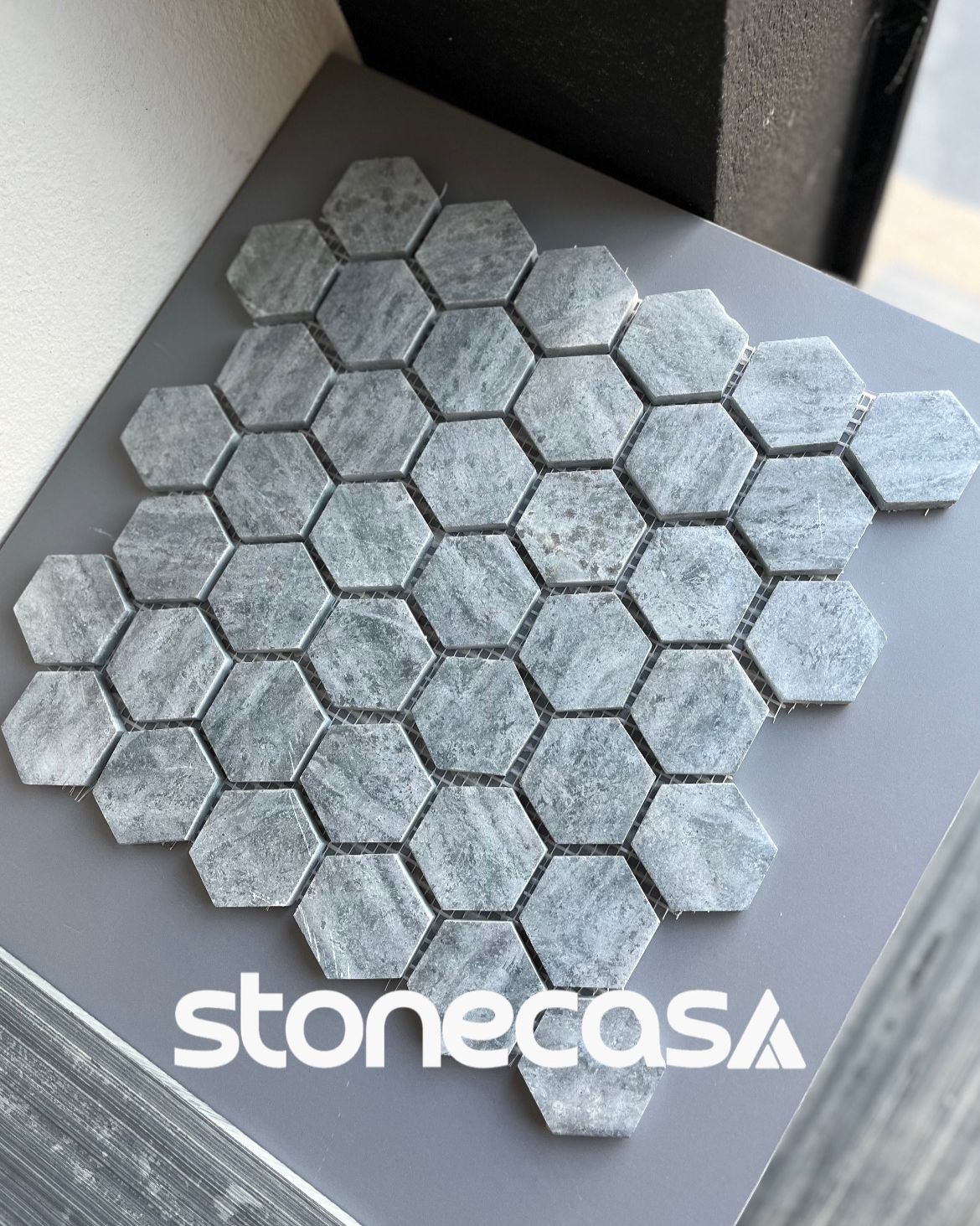 Pedra Sabão Sextavado Mosaico | Mosaicos 3D e Filetes 3D - Stone Casa Stone Casa® — Pedras Naturais Eco-Friendly Pedra Sabão Sextavado Mosaico — Mosaicos 3D e Filetes 3D - Stone Casa Stone Casa® eco-friendly